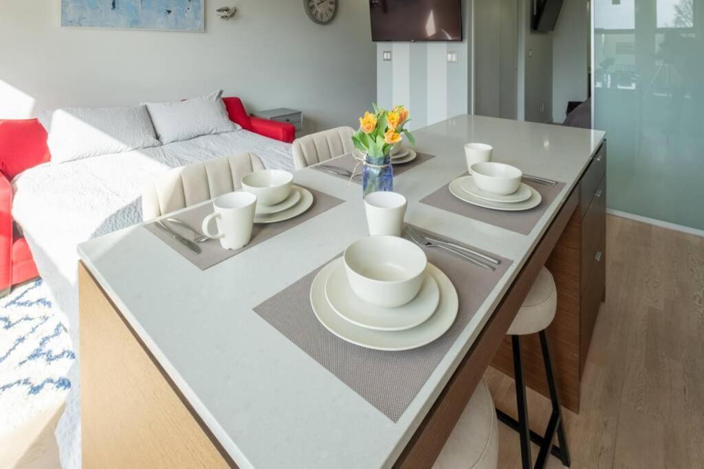 Clean 3rd Floor 1 Bedroom In Old Town China Town * Victoria